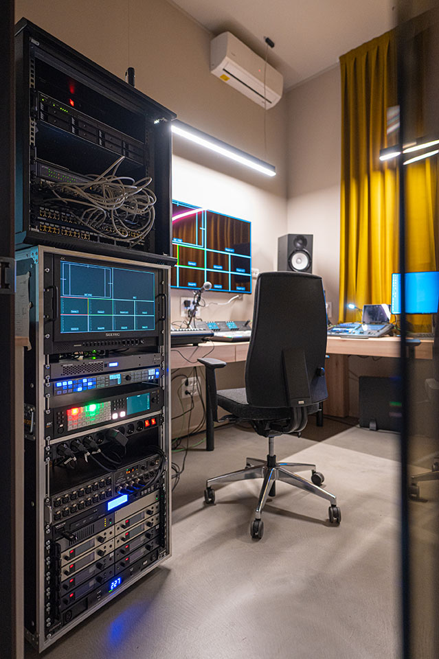 Master control rack